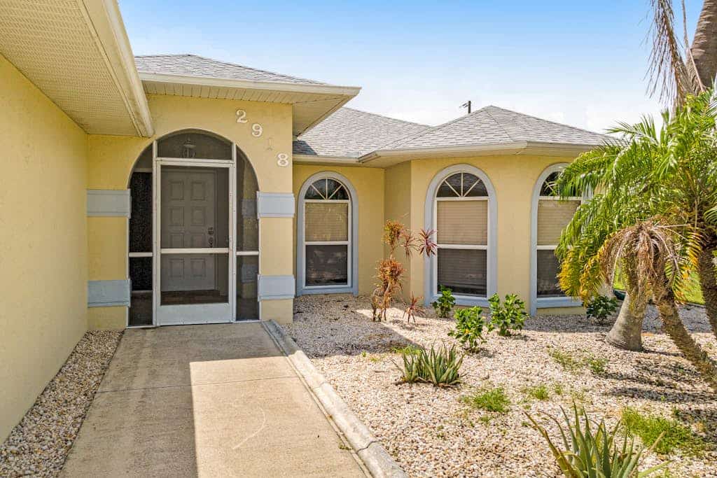 Spacious home with a private pool, pool spa, washer/dryer, & AC