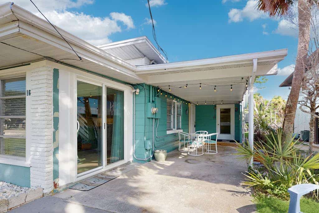 Old Florida bungalow with WiFi, AC, washer/dryer, & patio - walk to beach