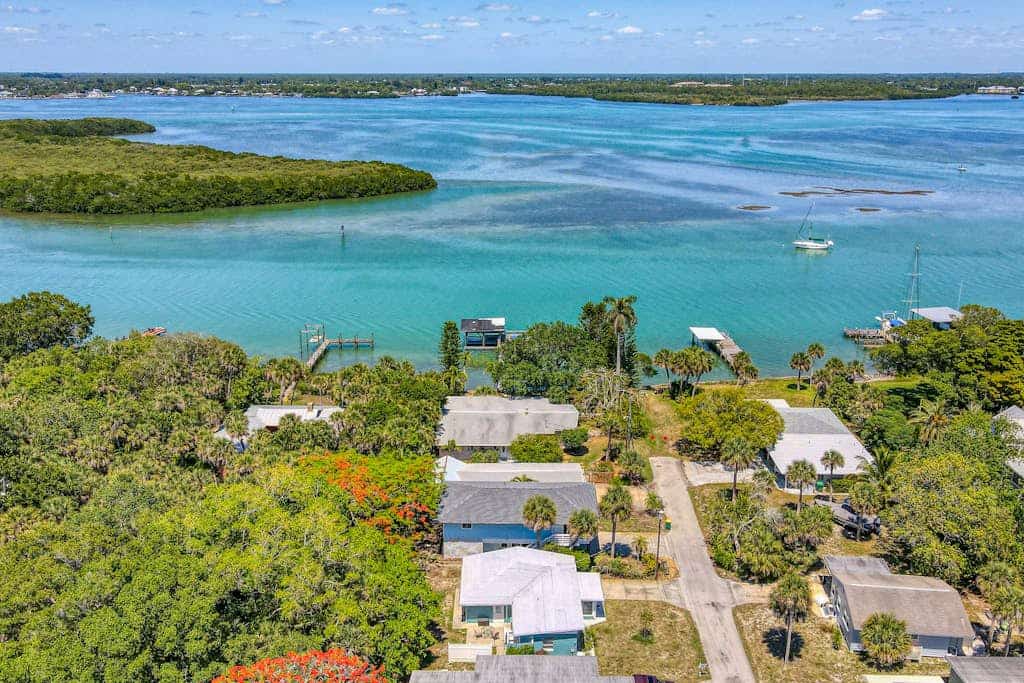 Old Florida bungalow with WiFi, AC, washer/dryer, & patio - walk to beach