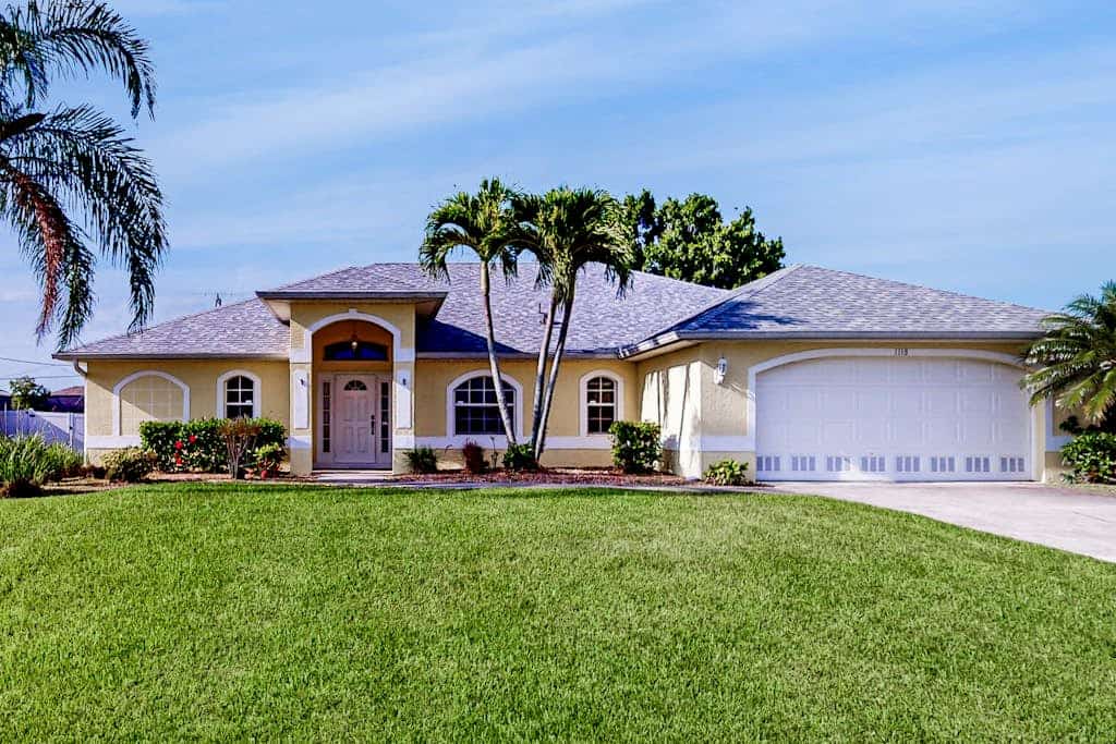 Luxury home w/private heated pool in the heart of Cape Coral