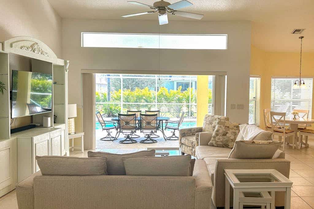 Luxury home w/private heated pool in the heart of Cape Coral