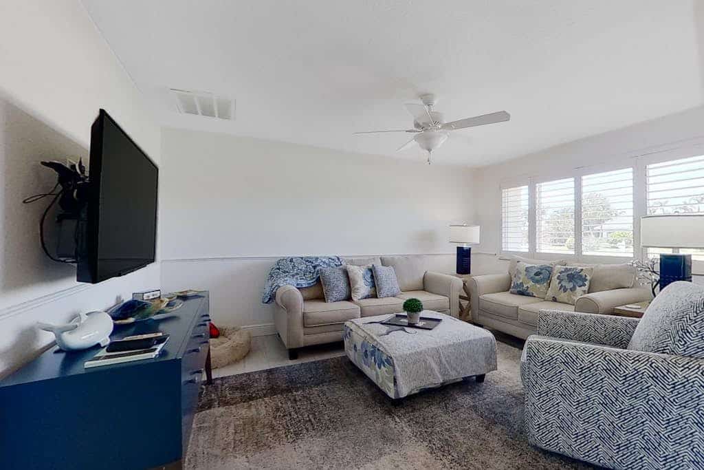 Dog-friendly home with screened lanai, central AC, & washer/dryer
