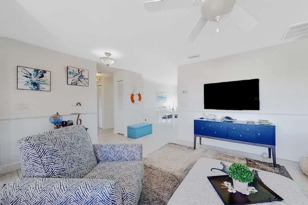 Dog-friendly home with screened lanai, central AC, & washer/dryer