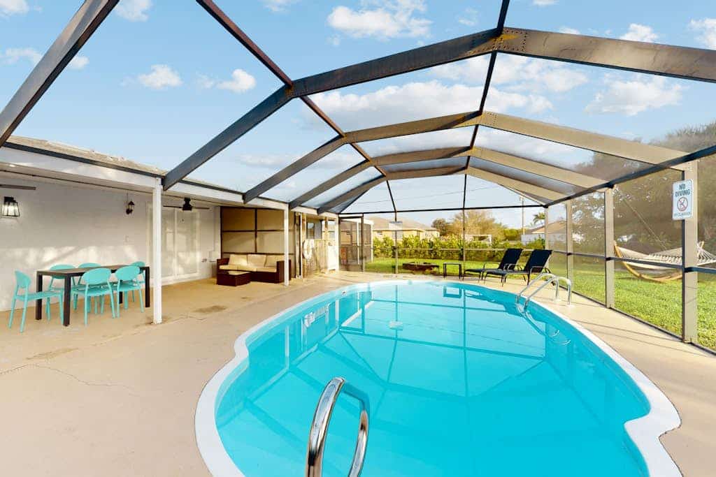 Dog-friendly duplex with shared pool & great location - full kitchen, AC, & W/D