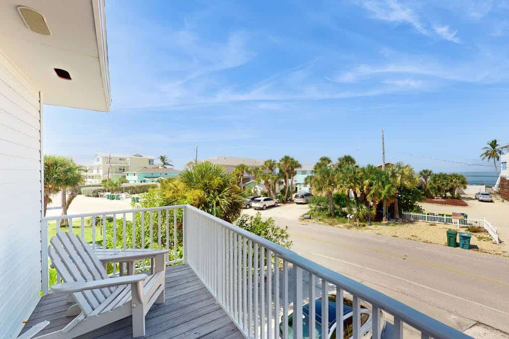 Beautiful duplex with private W/D, WiFi, & close to the beach