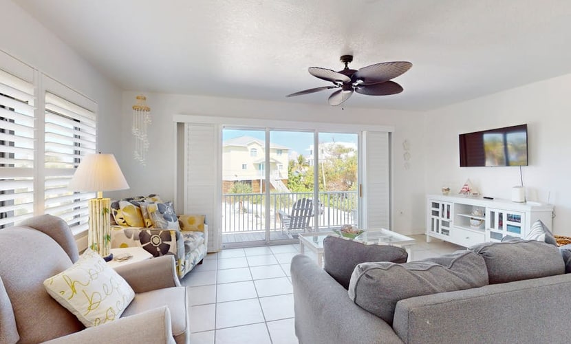 Beautiful duplex with private W/D, WiFi, & close to the beach