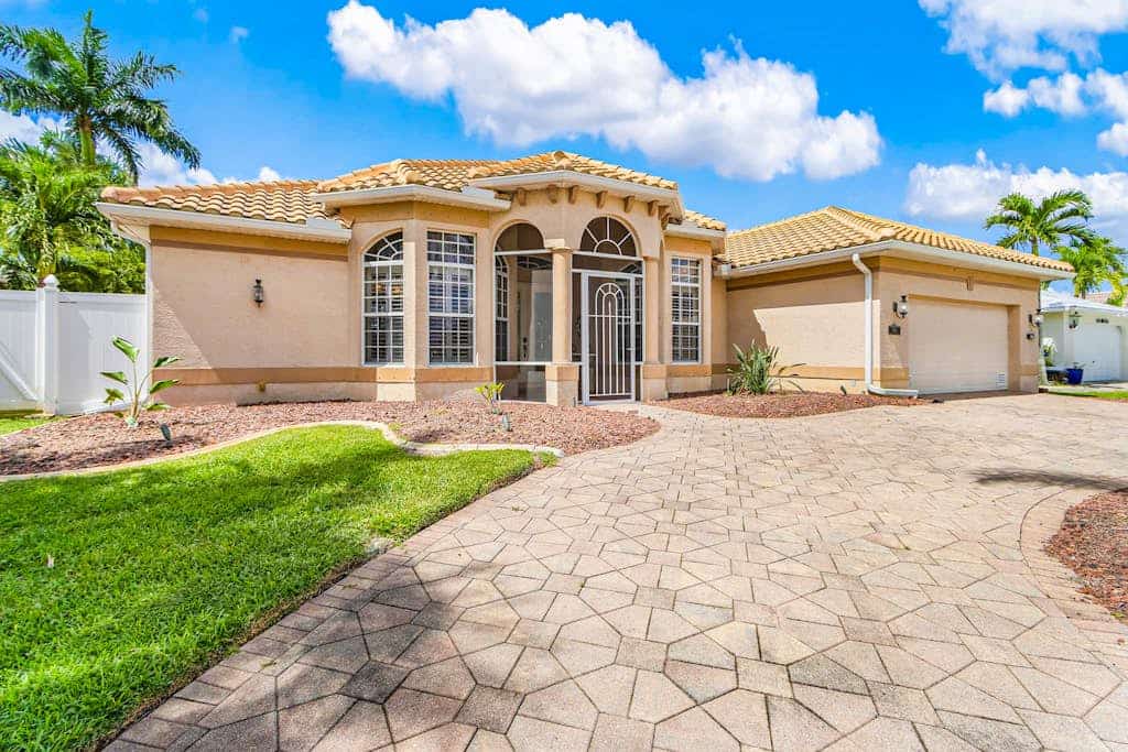 Exceptional waterfront home, refreshing pool, spa, family and dog friendly