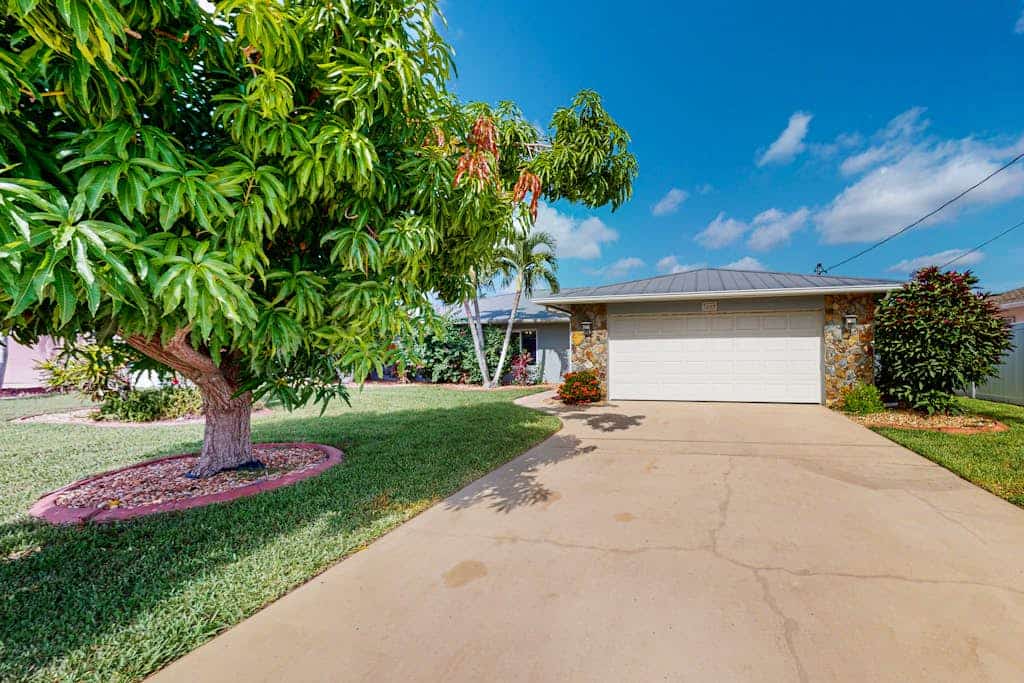 Ultra-Private Hideaway with Family-Friendly Pool, Lanai, Fenced Yard, WiFi & AC