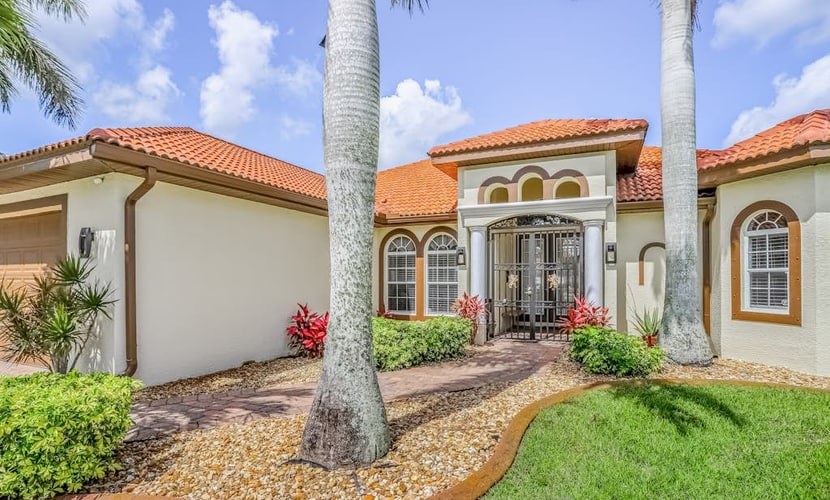 Wonderful cape home with private pool, furnished lanai, gas grill and WiFi