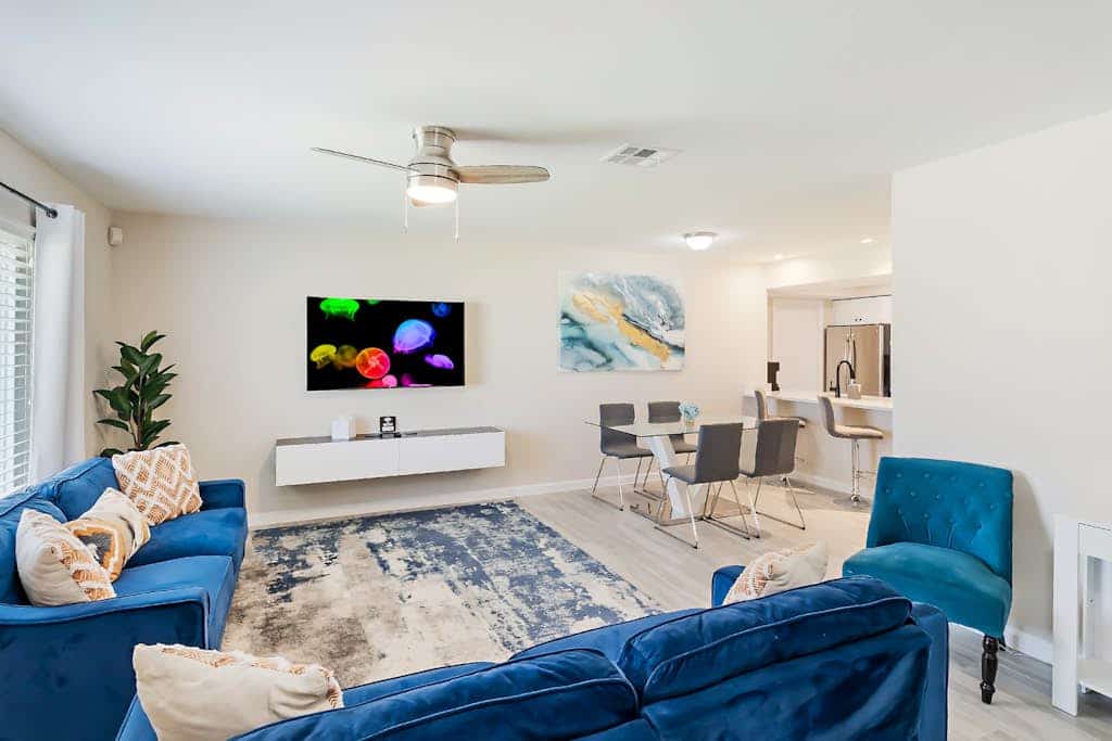 Centrally located duplex with on-site pool, firepit, patio, & BBQ - dog-friendly