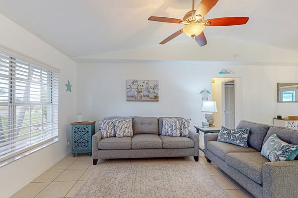 Cozy home with private pool. internet, & washer and dryer