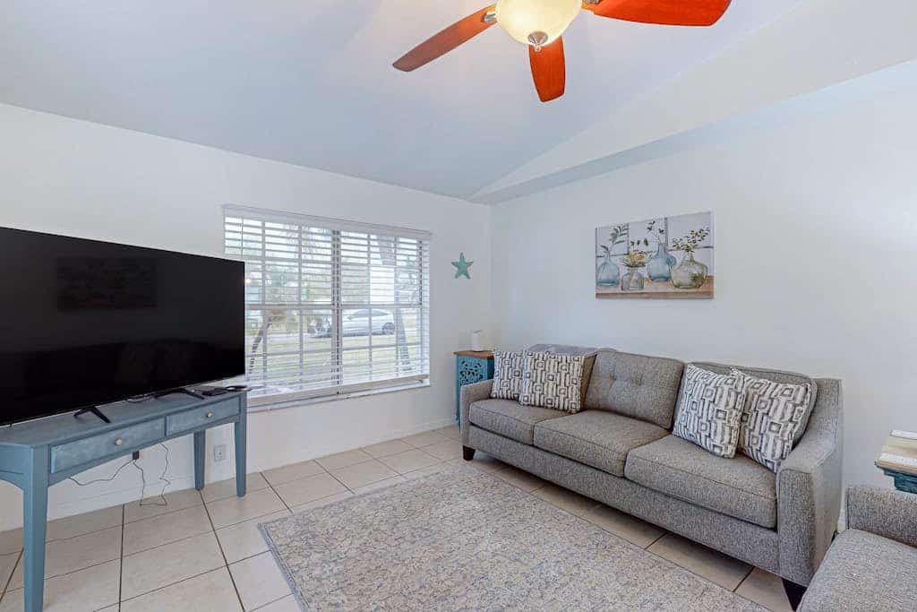 Cozy home with private pool. internet, & washer and dryer