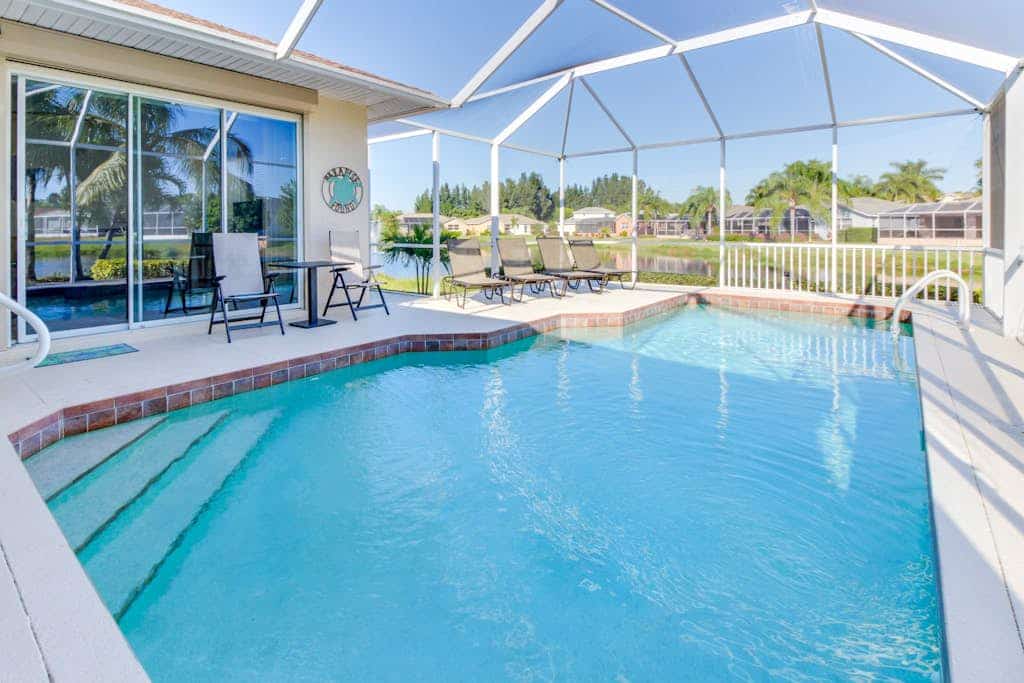 Spacious home with screened-in pool & lush lakefront views - minutes to beaches