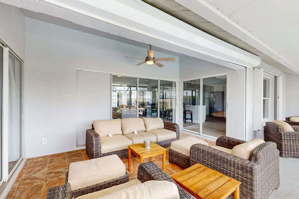 Newly remodeled home with private pool and pool spa, gas grill, & W/D - dogs ok