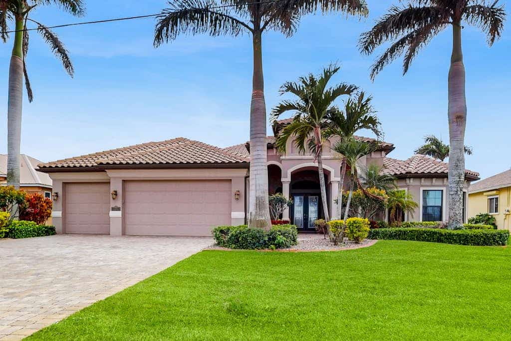 Luxury canalfront villa with private pool spa, enclosed lanai, & washer/dryer