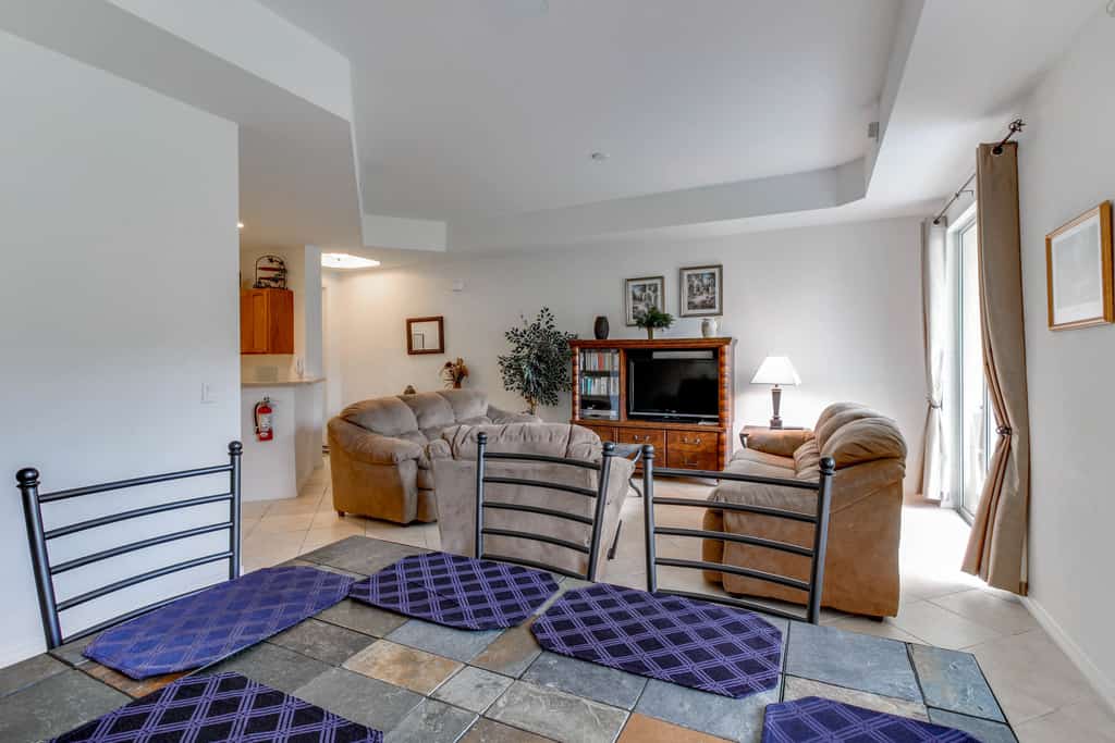 Family-Friendly Townhouse with Shared Pool - Close to Golf & Beach