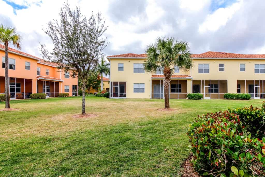 Family-Friendly Townhouse with Shared Pool - Close to Golf & Beach