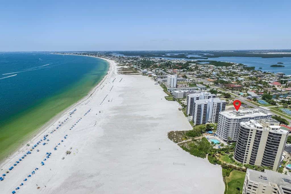 Spacious gulf view condo with shared pool, hot tub & tennis courts