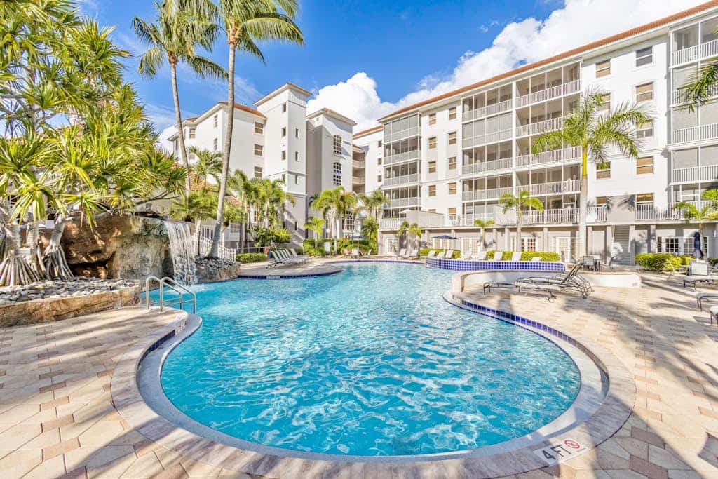 Beautiful, luxury condo in Regatta at Vanderbilt Beach with hot tub, gym & lanai