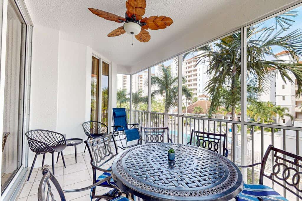 Beautiful, luxury condo in Regatta at Vanderbilt Beach with hot tub, gym & lanai