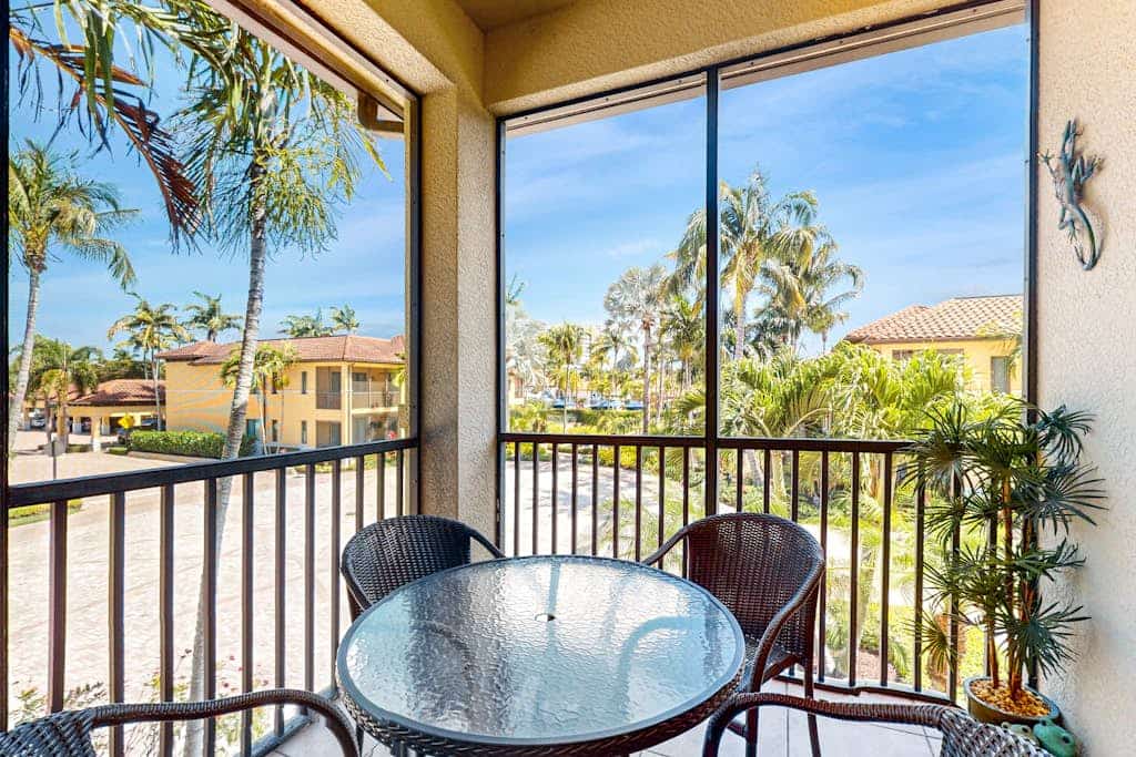 Serene Luxury Awaits at Naples Bay Resort – Your Tropical Retreat!
