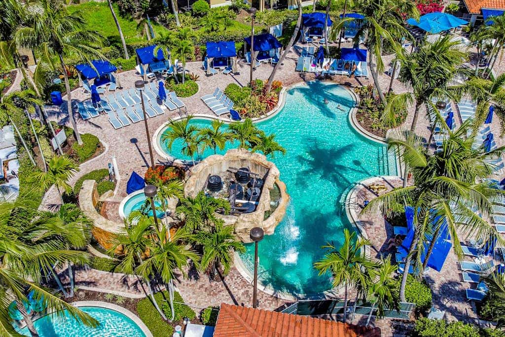 Serene Luxury Awaits at Naples Bay Resort – Your Tropical Retreat!