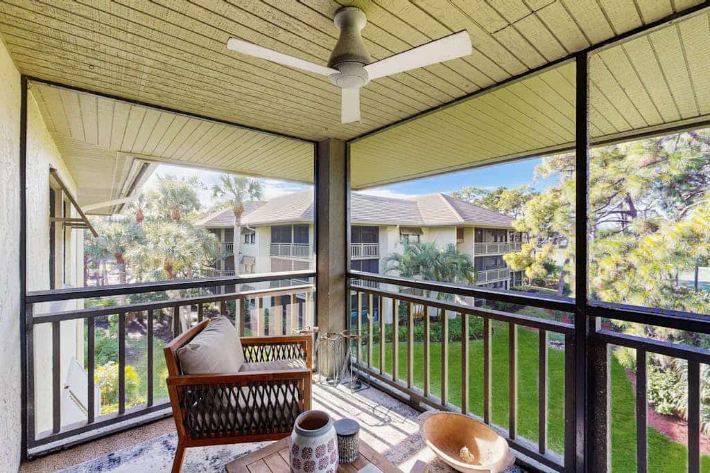 Peaceful top floor condo with golf views and resort amenities