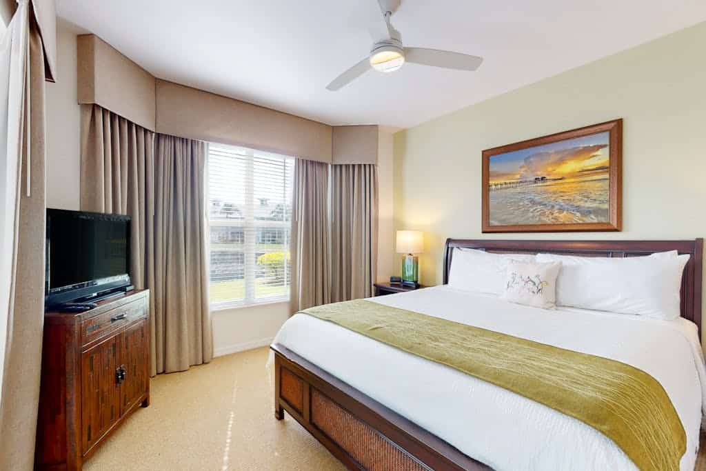 Lakefront condo with pool, tennis, lake views, grill, patio, W/D, fast WiFi & AC