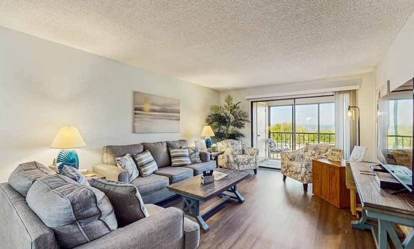 Top-floor, Dog-Friendly, Snowbird Retreat Private Beach Access & Gulf Access