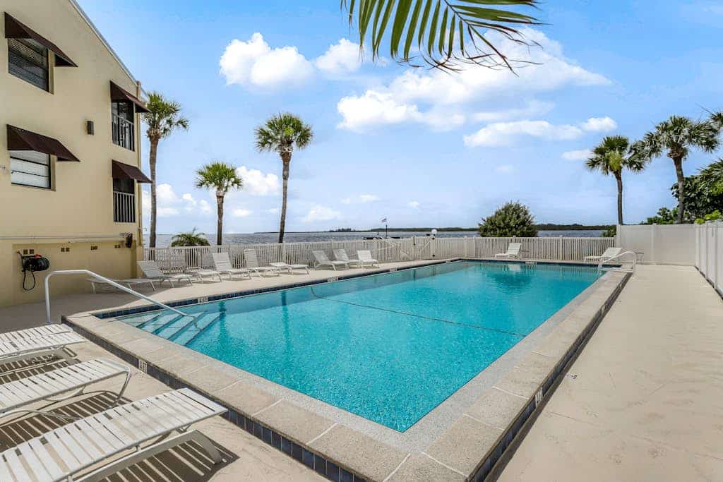 Top-floor, Dog-Friendly, Snowbird Retreat Private Beach Access & Gulf Access