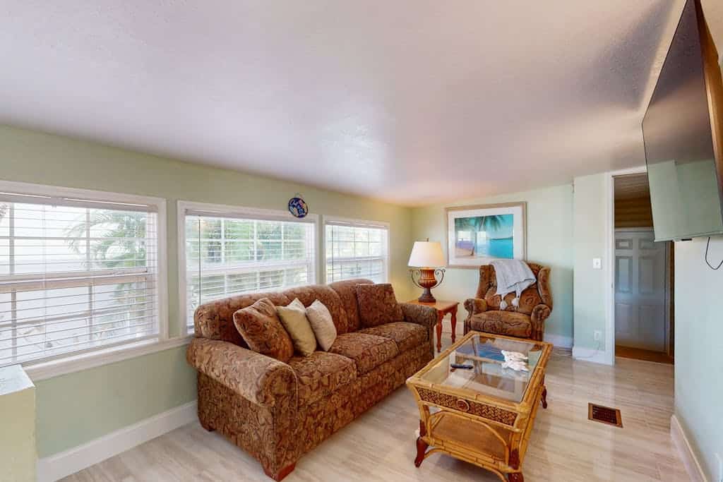 Dog-friendly hideaway with bikes, patio, grill, streaming, central AC, & W/D