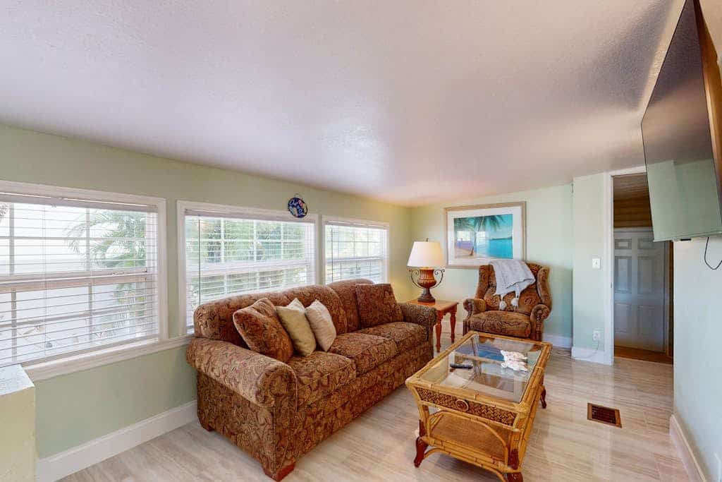 Dog-friendly hideaway with bikes, patio, grill, streaming, central AC, & W/D