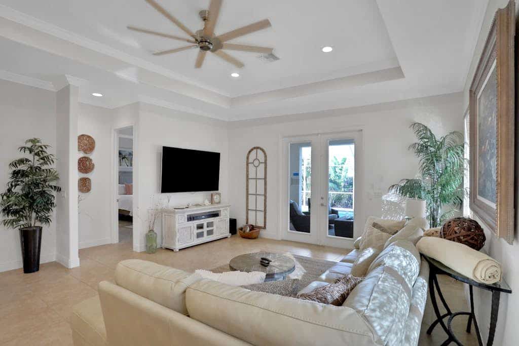 Beautiful, single-level home with an amazing pool, lanai, AC, & washer/dryer