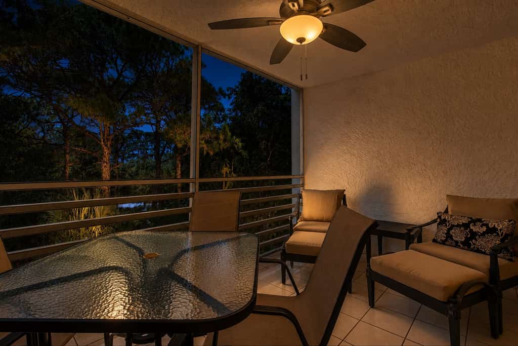 3rd-floor snowbird-friendly condo with enclosed balcony, outdoor pool, W/D, AC