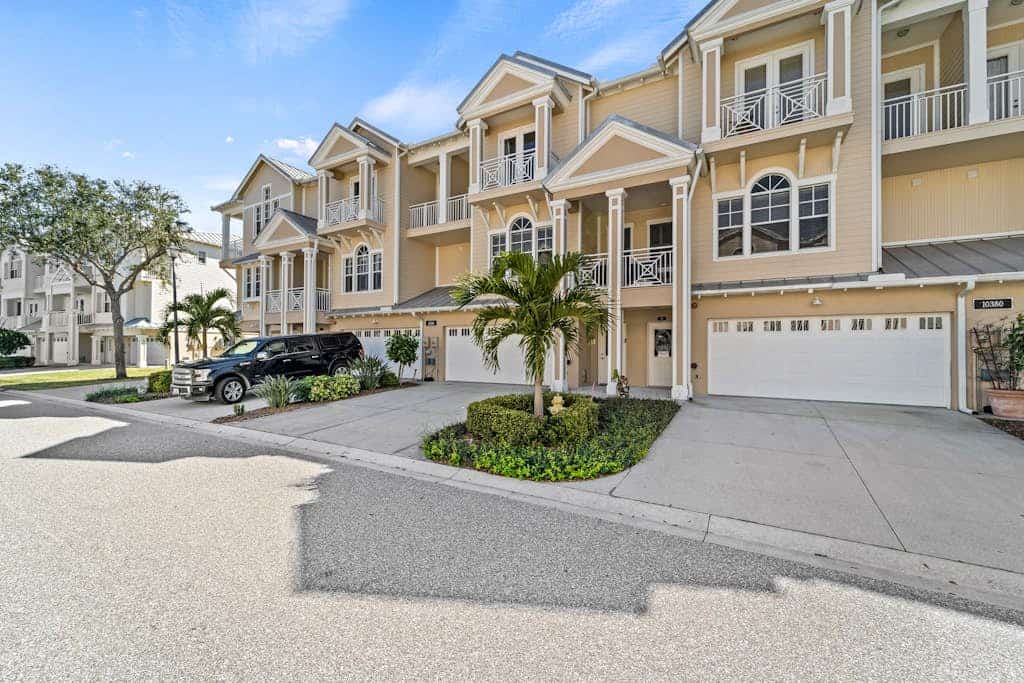 Spacious townhouse with central AC, private washer/dryer, and high-speed WiFi