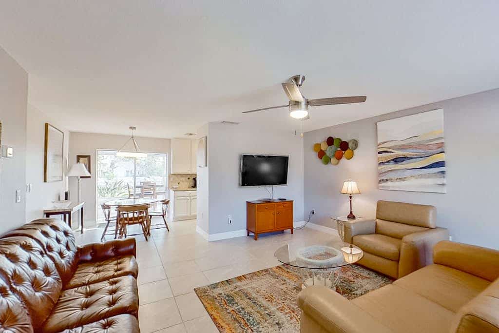 Dog-Friendly, Snowbird-Ready Florida Escape – Near Beaches & Golf