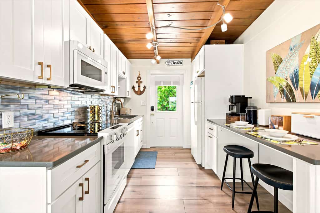 Canal-front condo with private docks, heated pool, private beach access, BBQ
