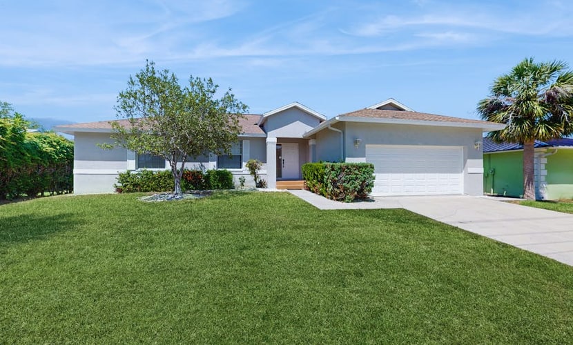 Home with private pool - great location & nearby beach access