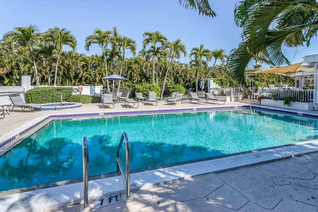 Renovated condo with screened balcony, AC, & shared pool/spa/sundeck
