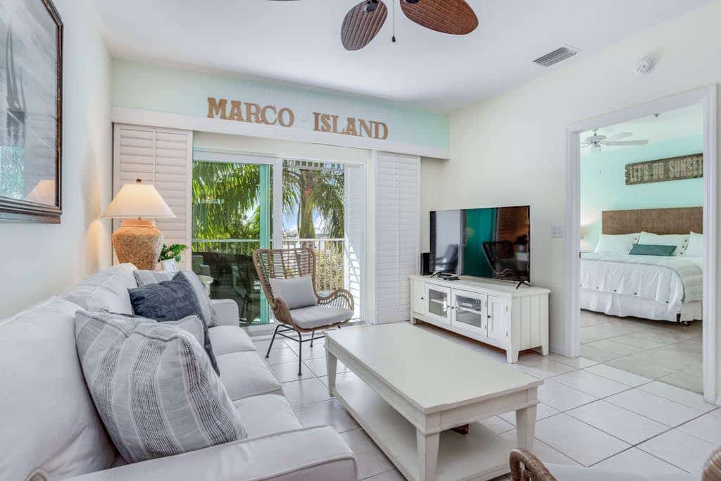 Renovated condo with screened balcony, AC, & shared pool/spa/sundeck