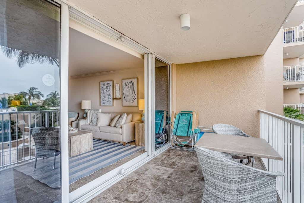 Gulf-front condo with a pool, a hot tub, central AC, & on-site restaurants