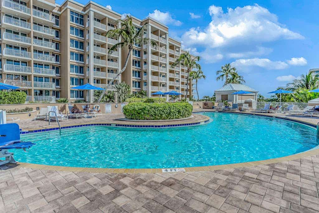 Gulf-front condo with a pool, a hot tub, central AC, & on-site restaurants