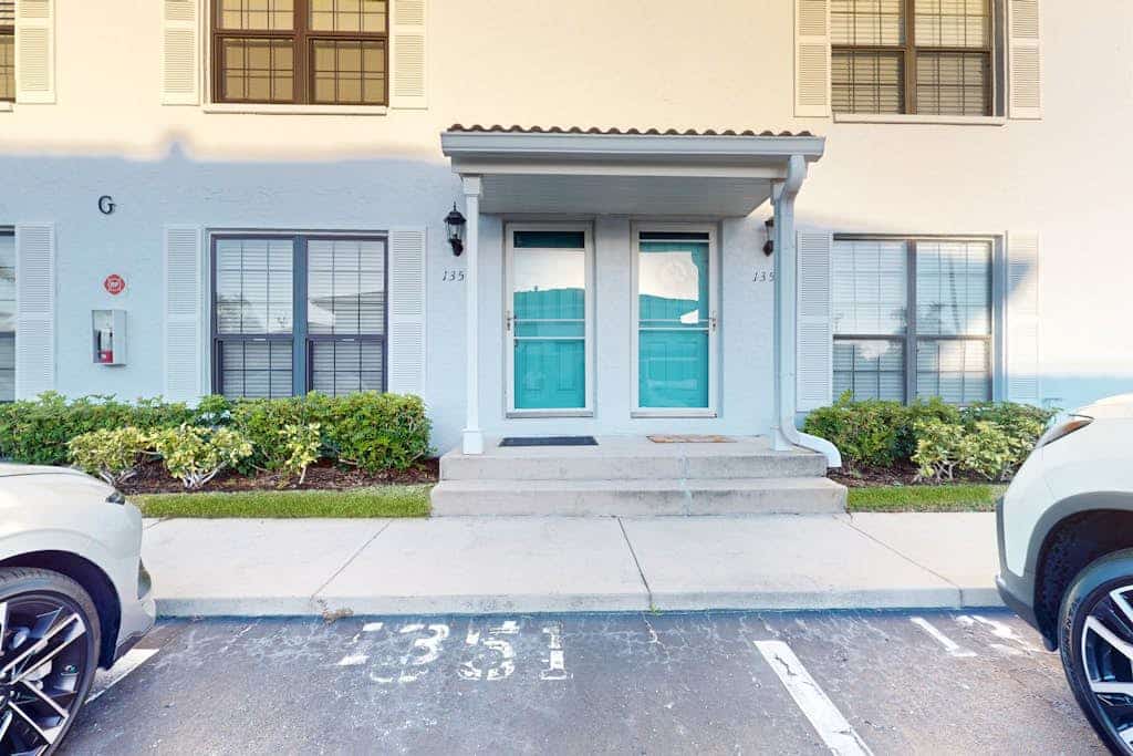 Snowbird-friendly condo near beach with heated outdoor pool, hot tub, W/D, & AC
