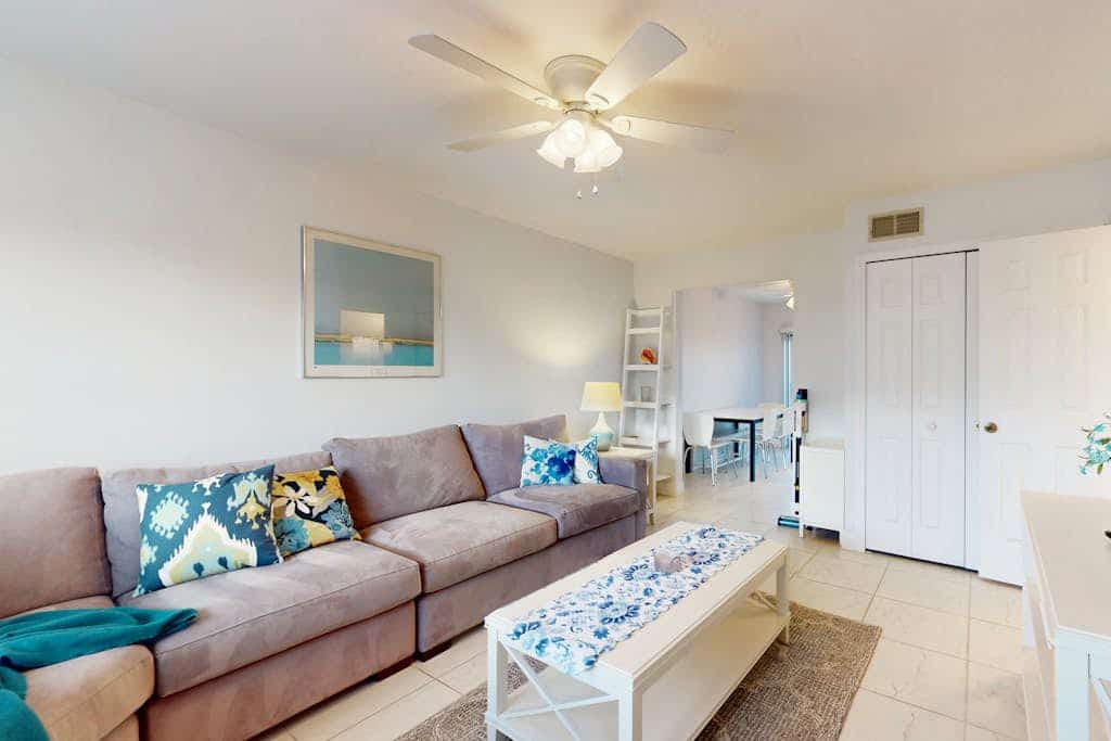 Snowbird-friendly condo near beach with heated outdoor pool, hot tub, W/D, & AC