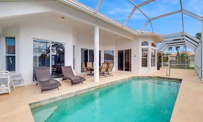 Dog friendly home with private pool, washer & dryer, and Wifi