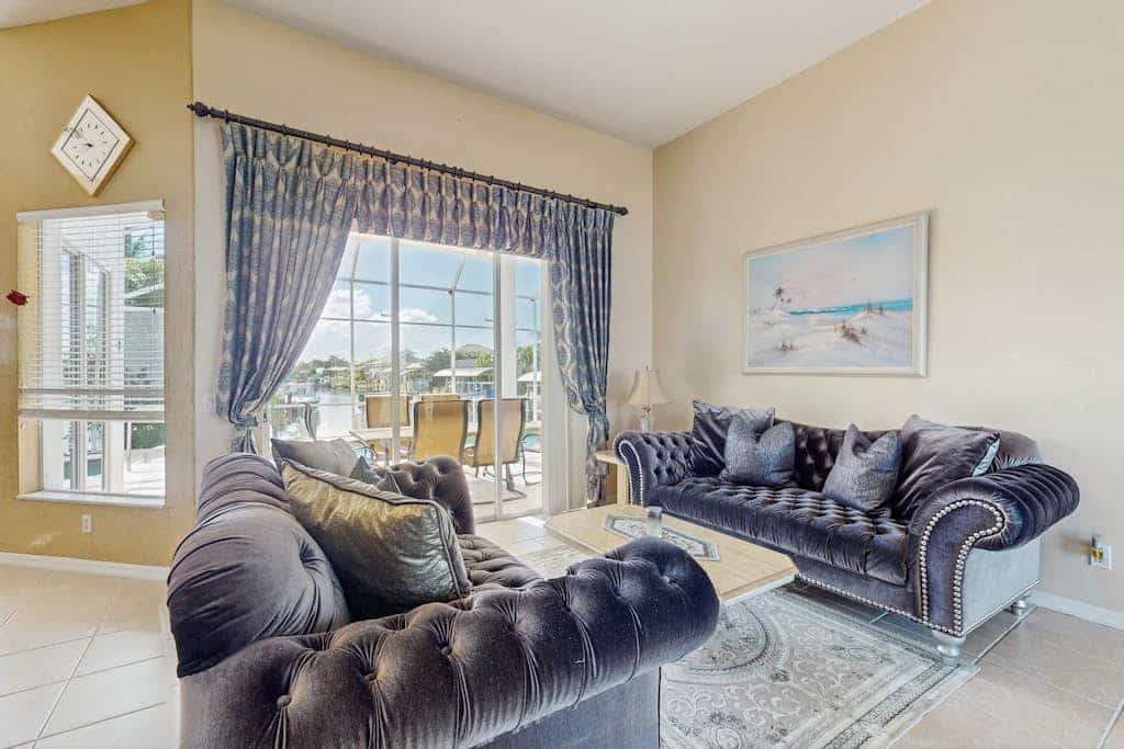 Dog friendly home with private pool, washer & dryer, and Wifi