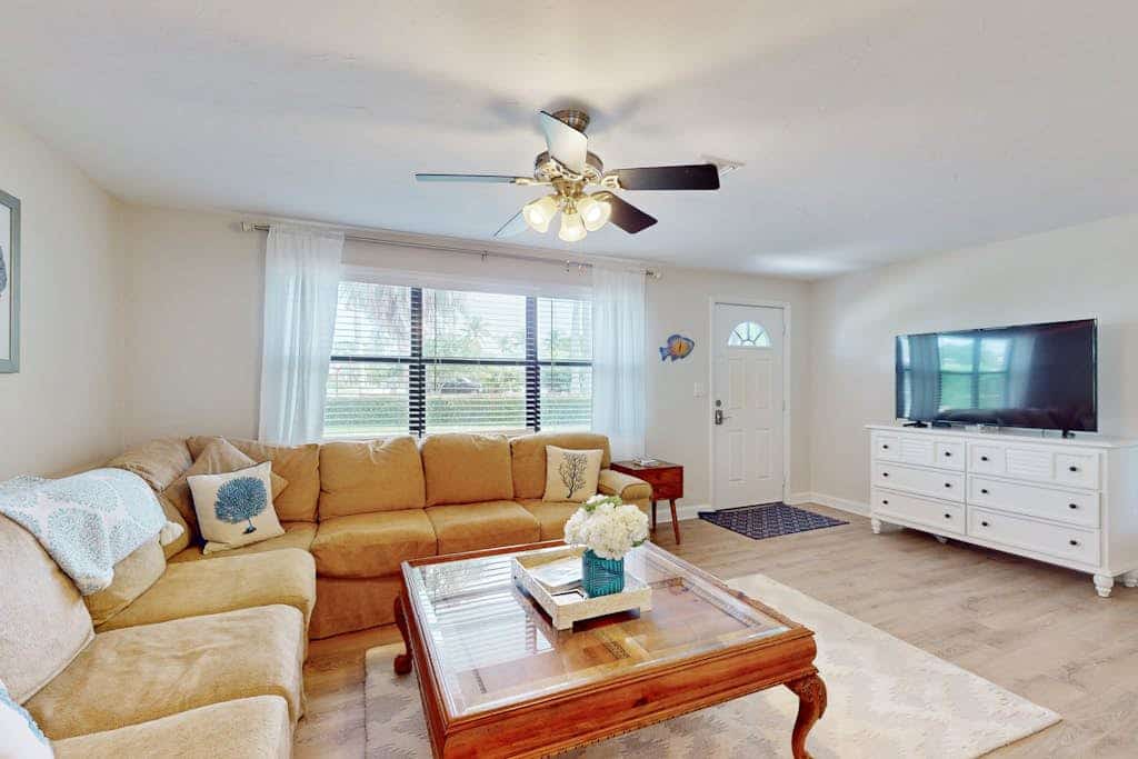 Quiet and Breezy Bungalow near Beach w/ Screened Lanai & Gourmet Kitchen