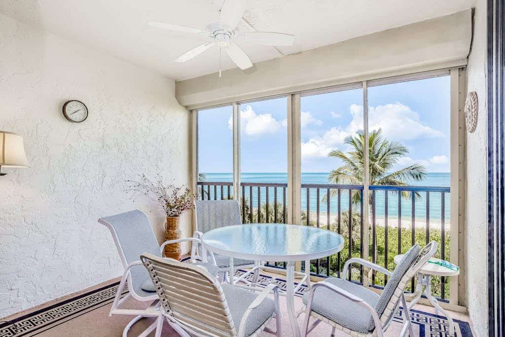 Oceanfront condo with pool, fast WiFi, & amazing view - snowbird-friendly