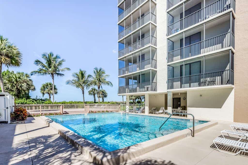 Oceanfront condo with pool, fast WiFi, & amazing view - snowbird-friendly