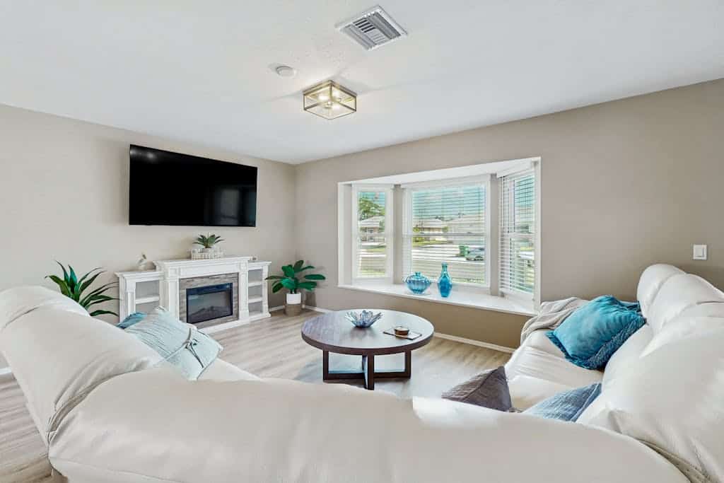 Luxurious pool home close to the beach, family friendly with AC and WIFI